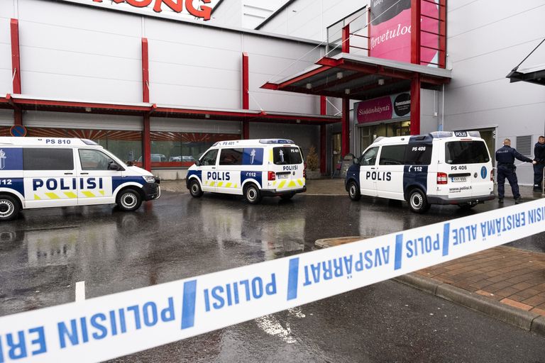 Politsei Kuopios Savo kutsekooli juures, kus 1. oktoobril leidis aset mõõgarünnak