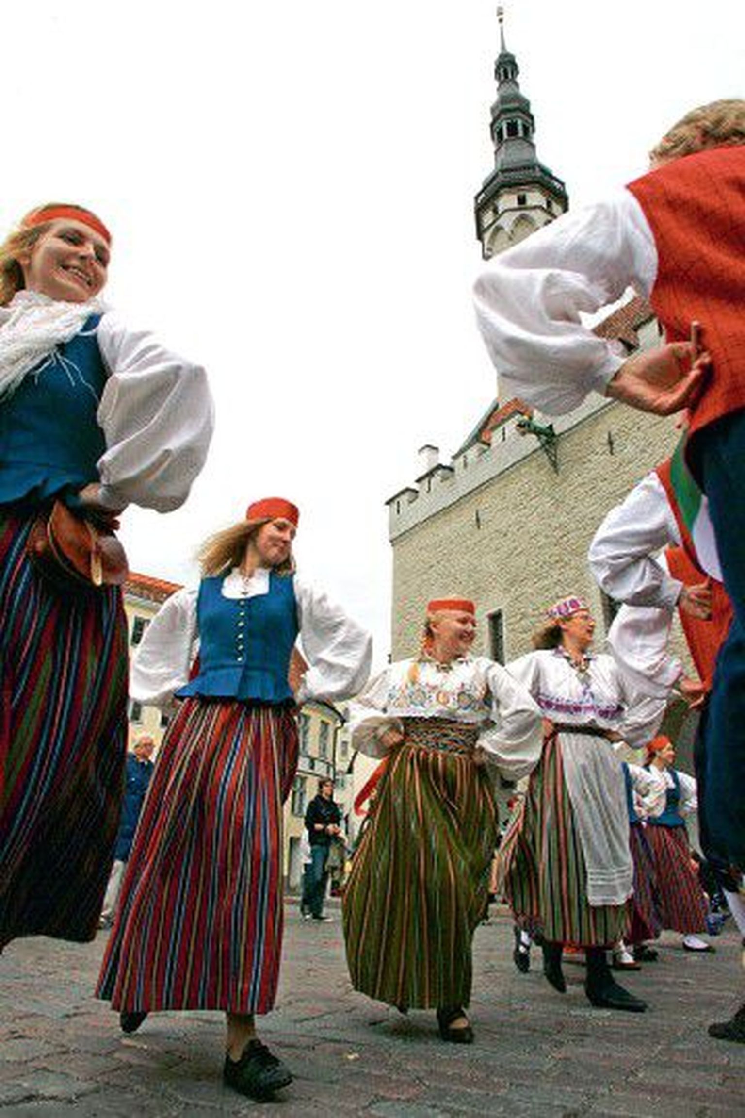 В течение восьми суток в августе участники «Танцующей эстафеты» протанцевали 1000 километров через все 15 уездов Эстонии. Этот беспрецедентный танцевальный марафон символизировал единство народа Эстонии.