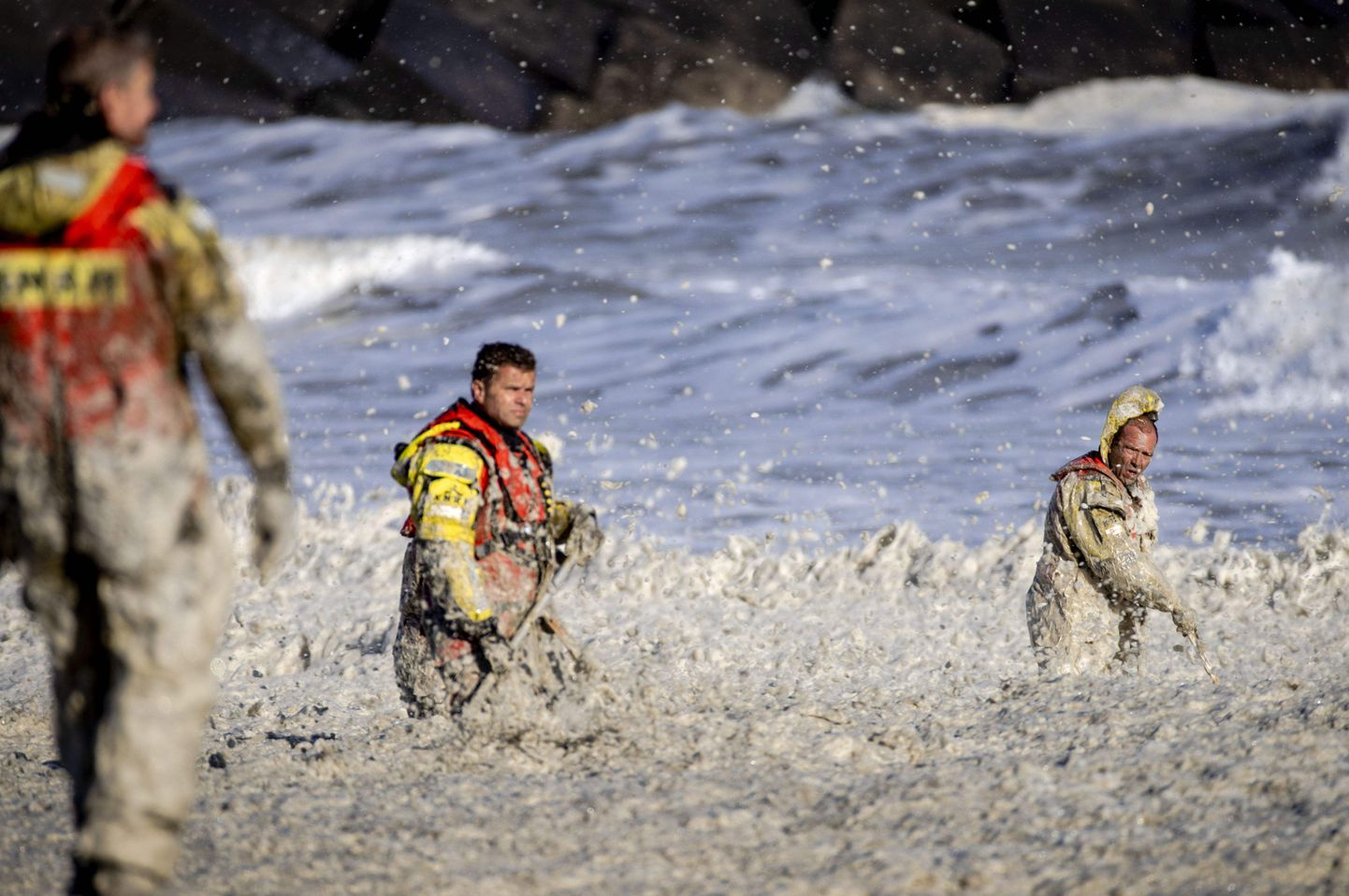 Hollandi päästetöötajad tormises ja vahuses meres