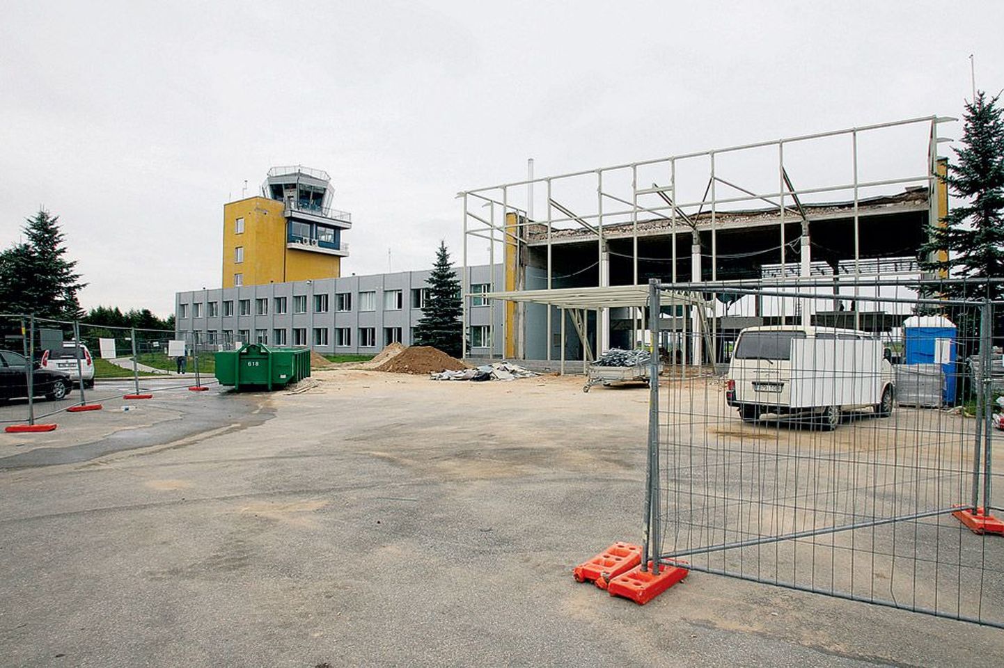 Tartu lennujaama reisiterminali remont ei ole veel kaugeltki läbi. Pärast ehitustööde lõppu tuleb terminal ka sisutada ning praeguse seisuga pääsevad reisijad seda kasutama alles oktoobri keskel.