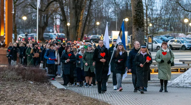 Öölaulupidu algas neljapäeval Jõhvi kontserdimaja esisel muusikaväljakul rongkäiguga, et liikuda ühiselt Jõhvi gümnaasiumisse, kus pidu lahti läks.