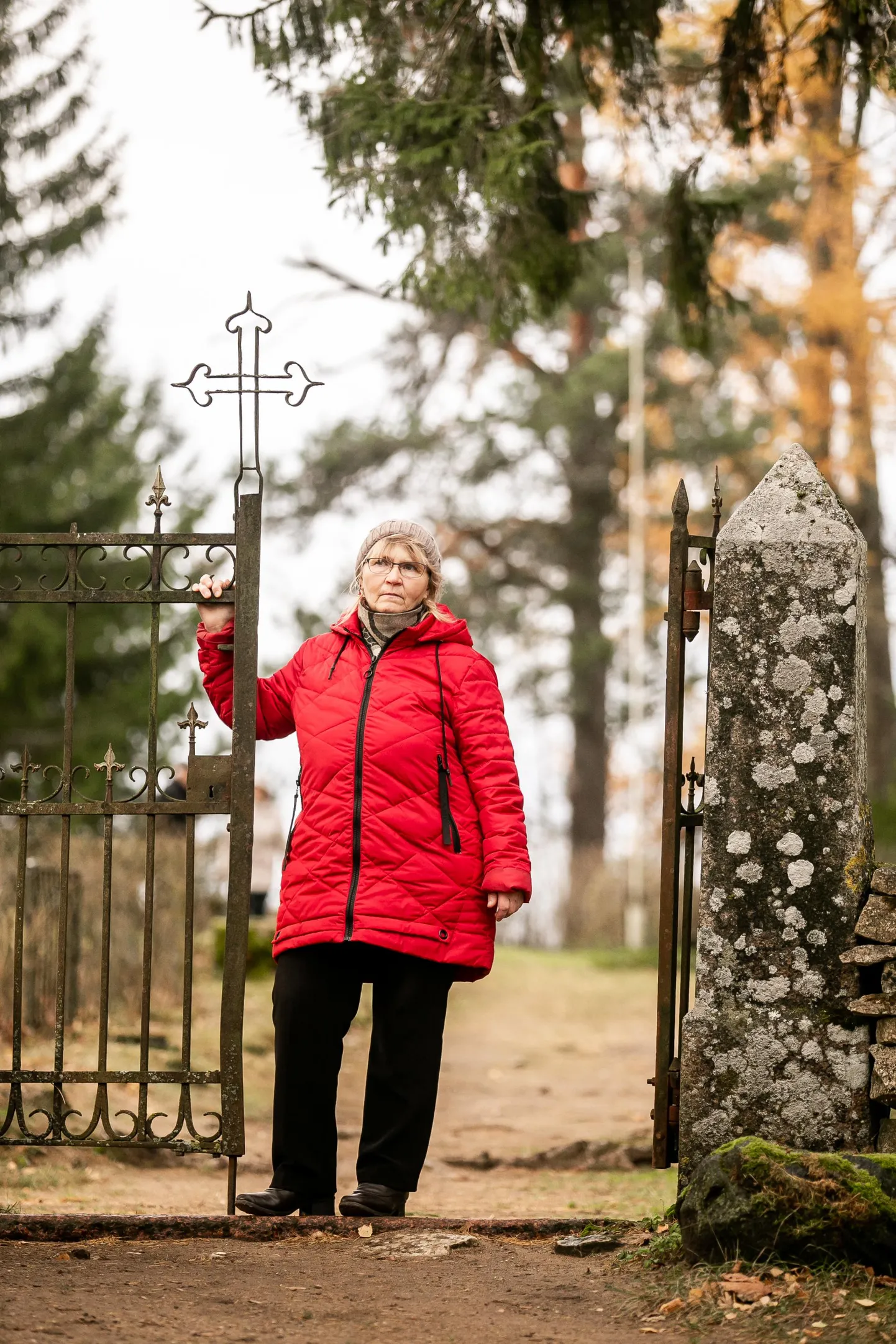 Mihkli kalmistuvaht Mare Rääk peatub 1866. aastal Keblaste paruni ­käsul valmistatud sepistatud ja massiivsete graniitpostidega peaväravas.