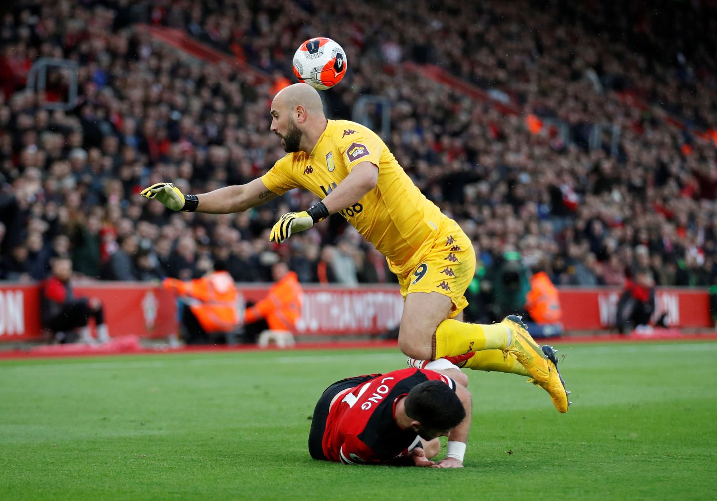 Inglismaa jalgpalliklubi Aston Villa väravavaht Pepe Reina (kollases) kogemus koroonaviirusega oli kohutav.
