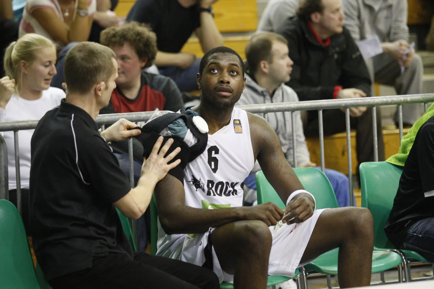 Callistus Eziukwu sai Korvpalli Meistriliiga kohtumises Tartu Rock`i ja BC Kalev/Cramo vahel mängu lõpus vigastada. Pildil koos Rocki füsioterapeudi Peeter Nigoliga.