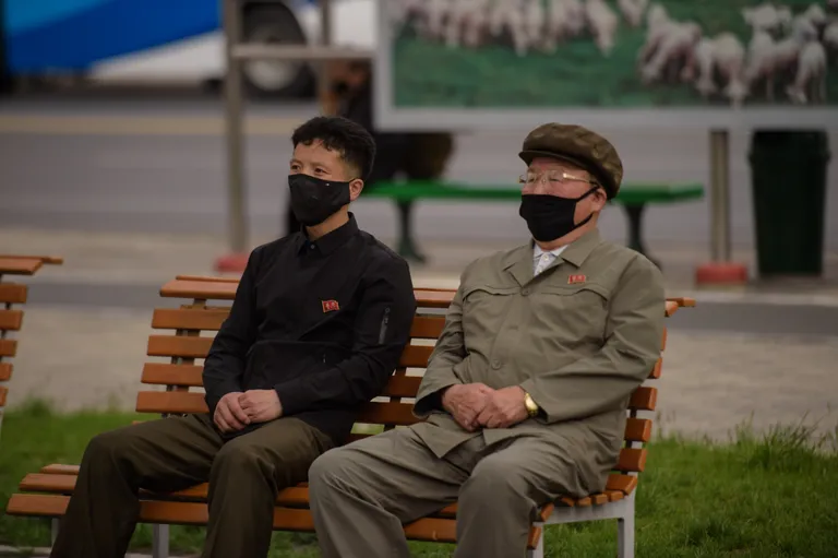 Kaitsemaske kandvad põhjakorealased Sunchonis, kus liider Kim Jong-un avas uue väetisetehase.