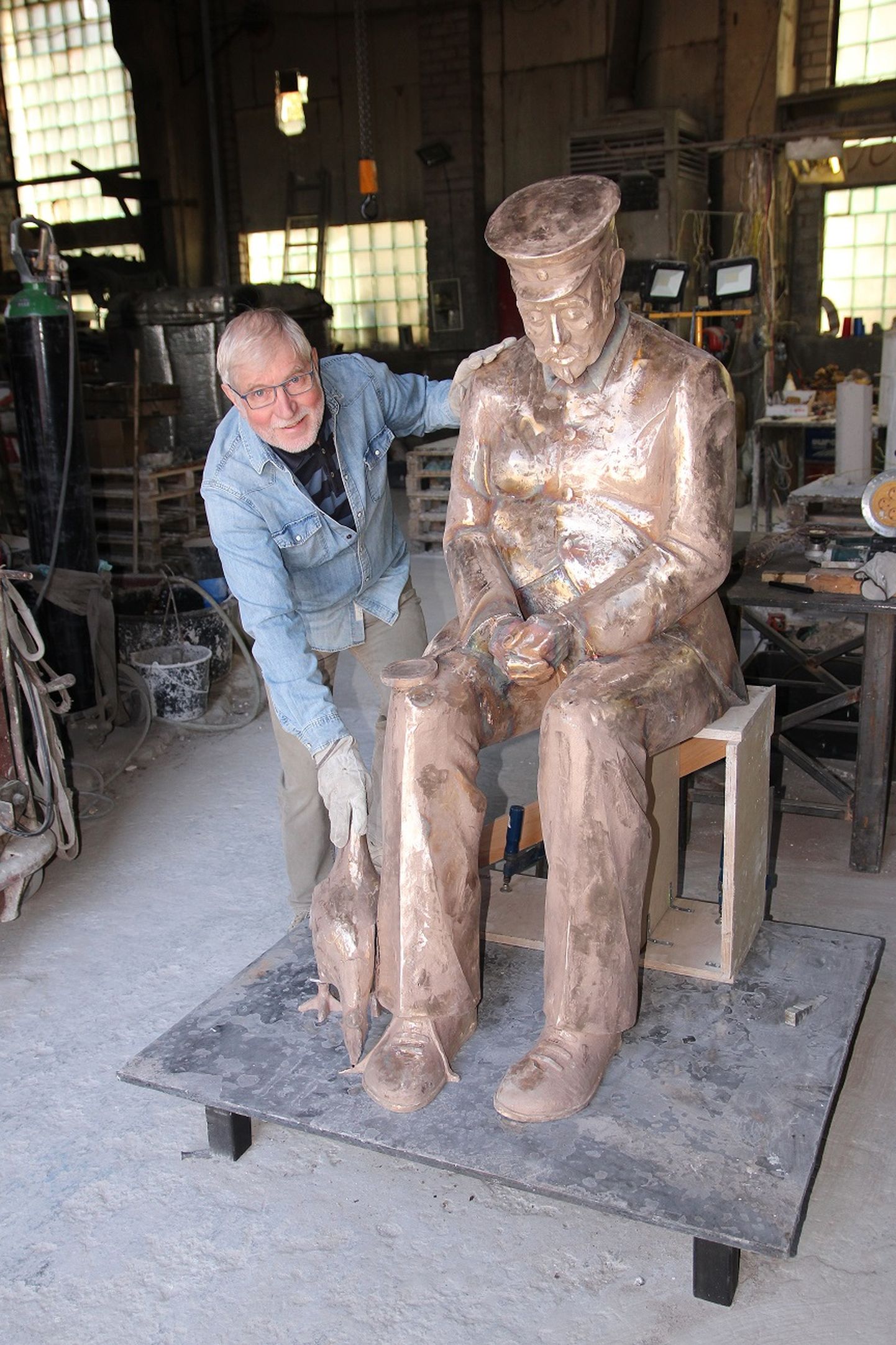 Lembit Onton veel viimistlust vajava skulptuuriga.