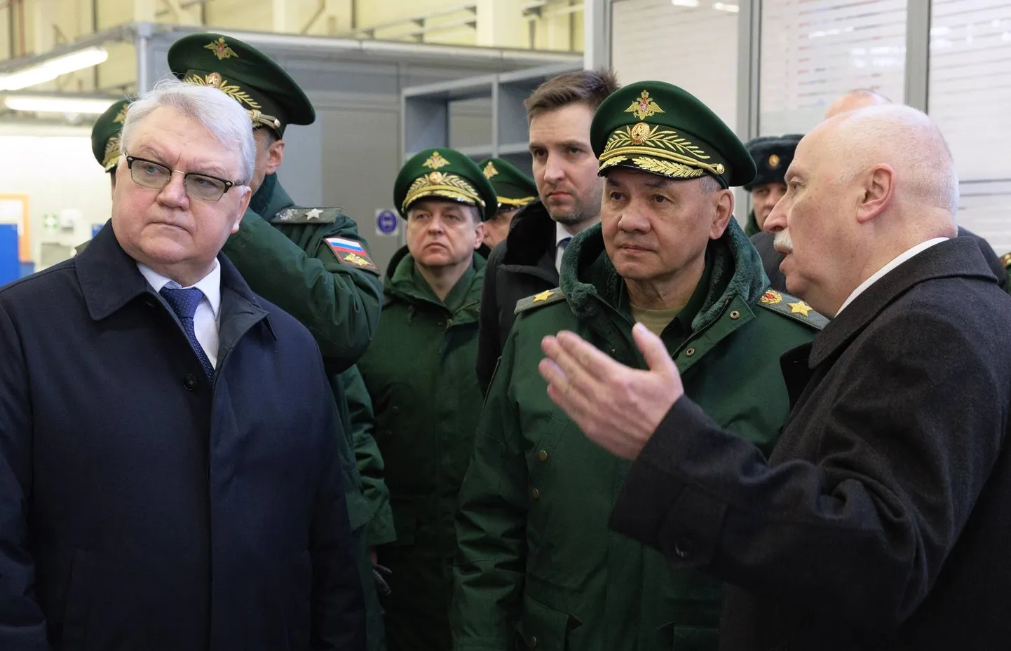 Venemaa kaitseminister Sergei Šoigu külastamas relvatehast Moskva oblastis.