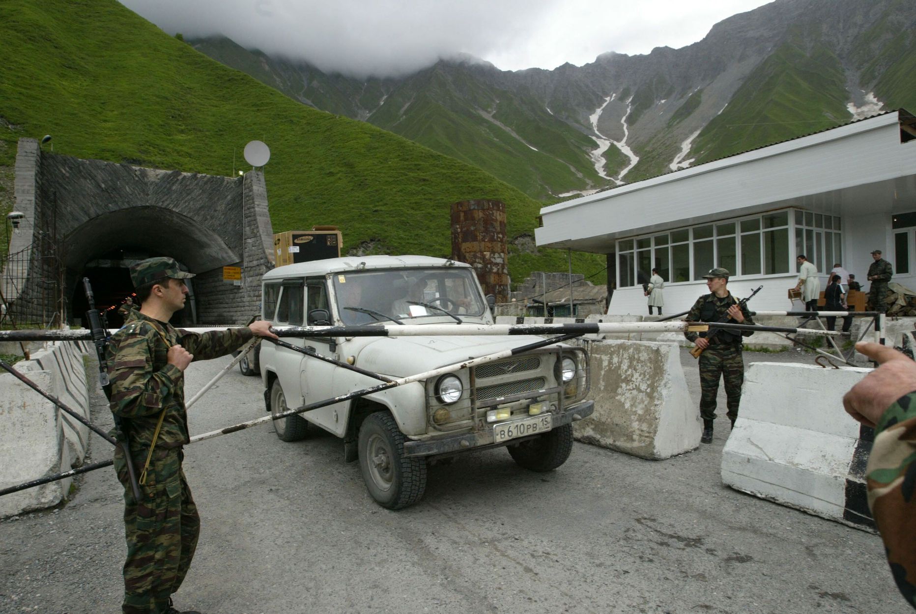 Gruusiast lahku lüüa sooviva Lõuna-Osseetia separatistide väed valvamas piiri Venemaaga.