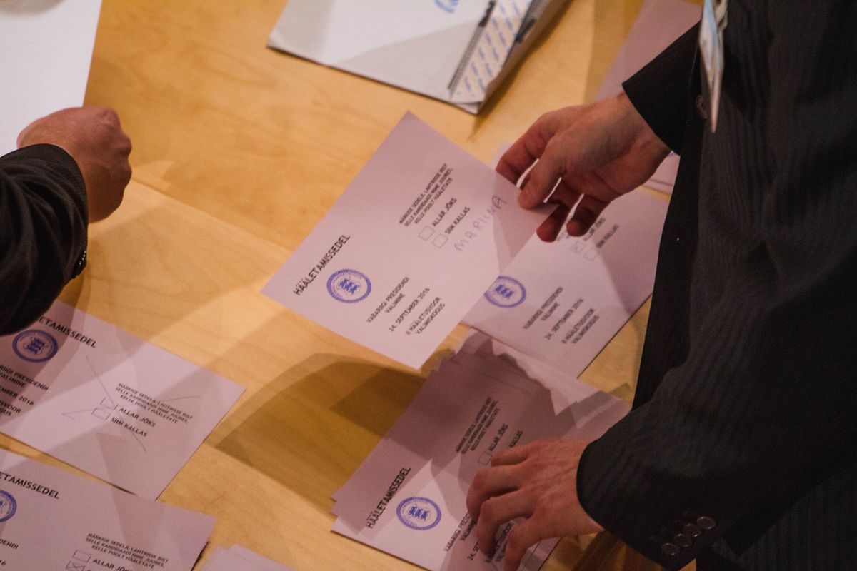 Valimiskasti lastud rikutud sedel presidendi valimiste teise vooru ajal Estonia kontserdimajas. Foto: