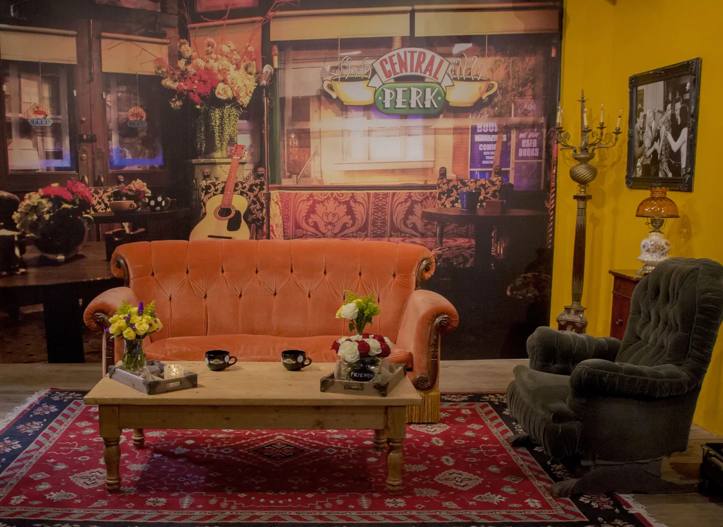 Teleseriaalist tuttav kohvik Central Perk.
