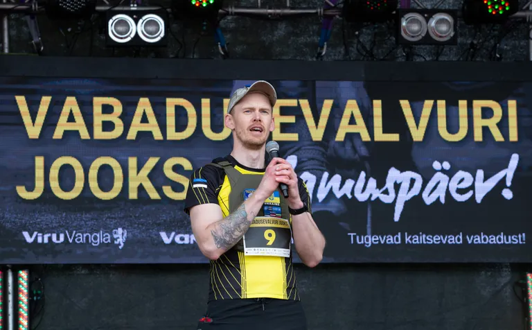 Kui Viru vangla direktor Marek Aas on kahel aastal olnud rajal Jõhvi tänavatel korraldatud Vabaduse Valvuri jooksul, siis sel nädalal jookseb ta korvpalliplatsile.