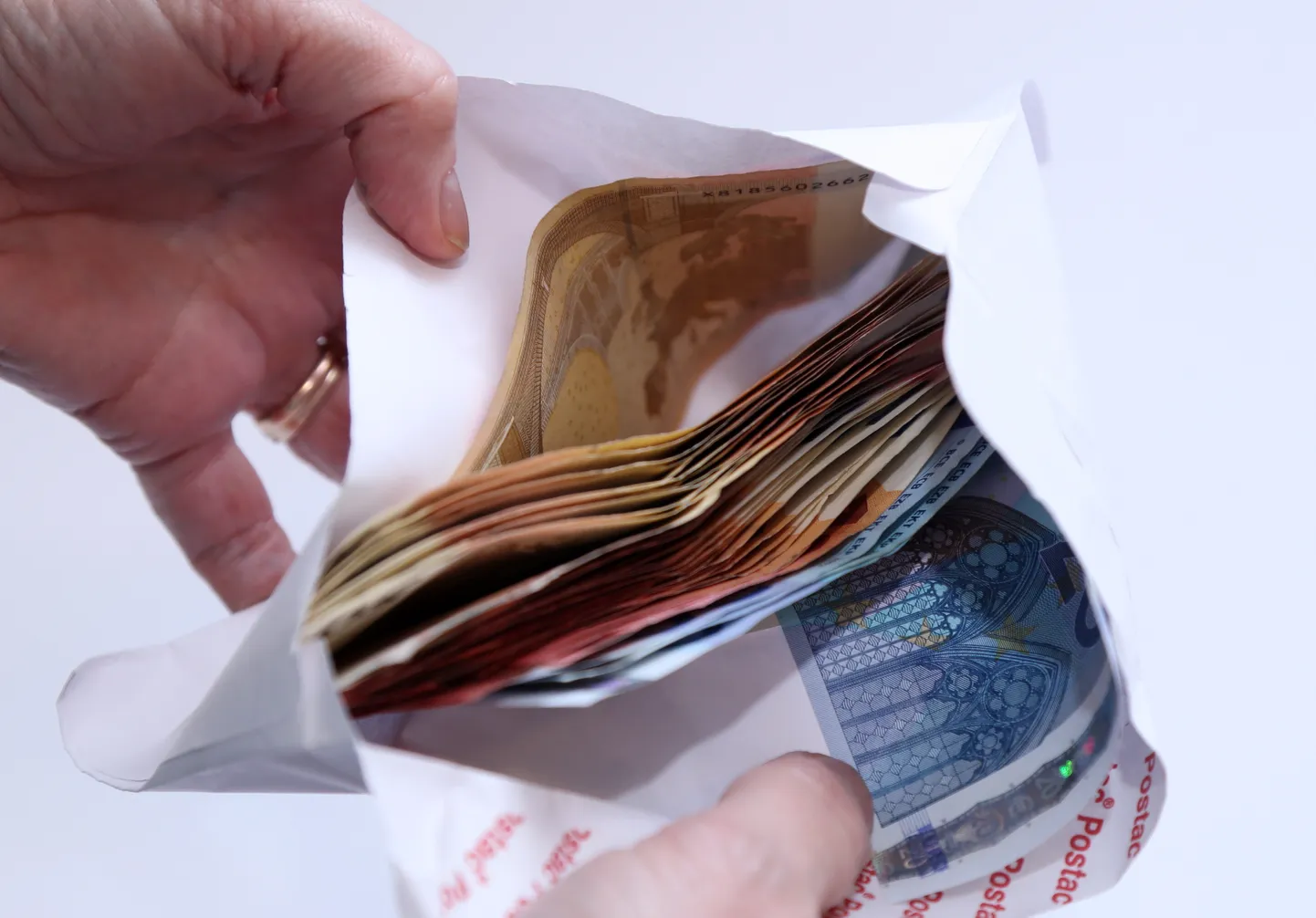 Eiro banknotes aploksnē.
