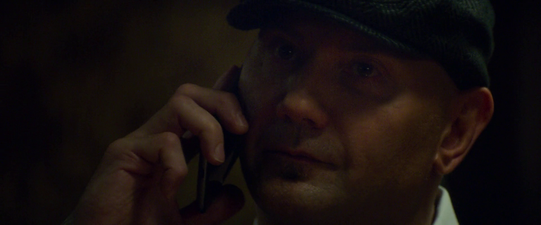 Дэйв Баутист отвечает на звонок в Таллинне, кадр из фильма «План побега 3»