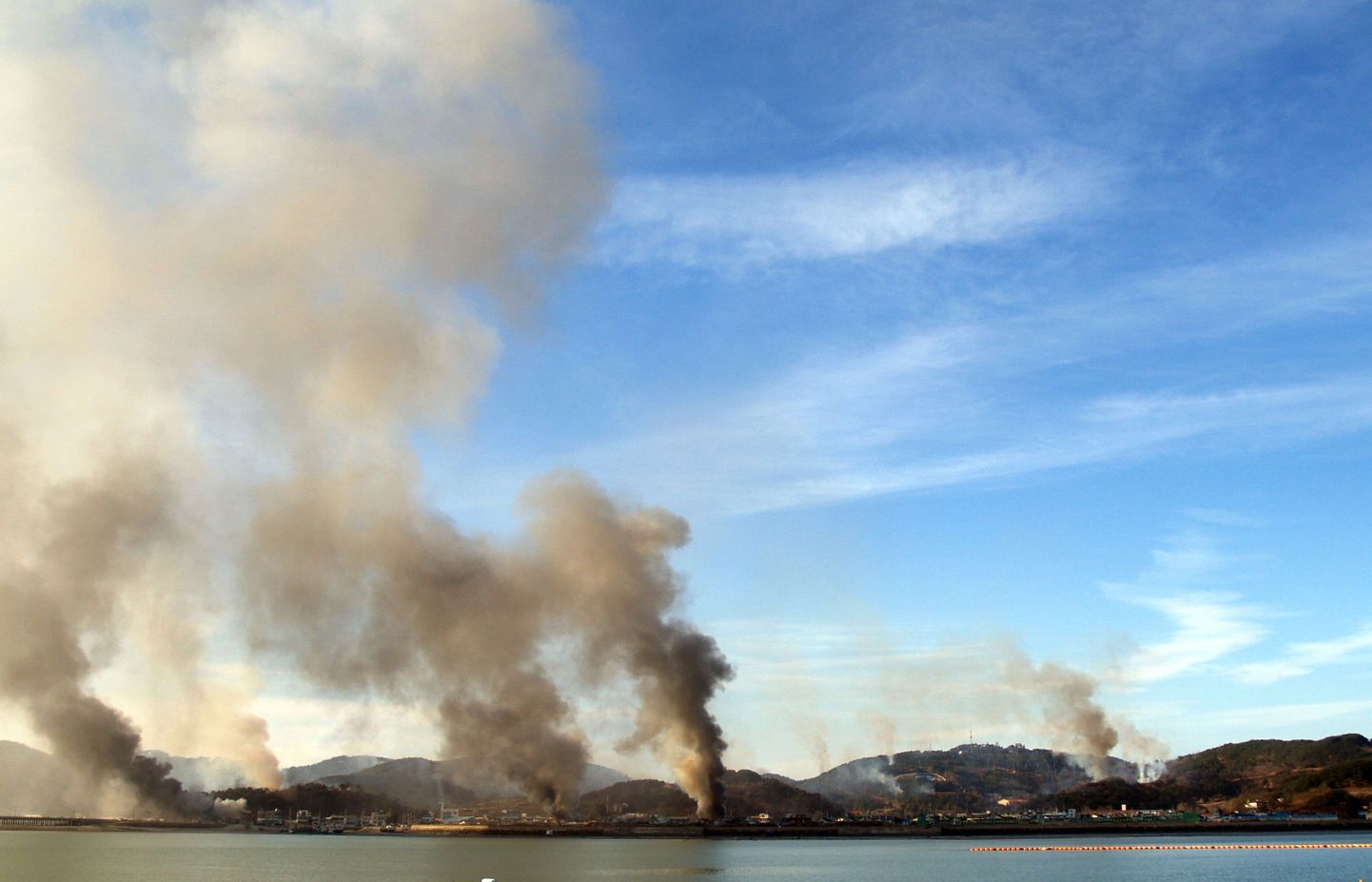 Suitsusambad Lõuna-Koreale kuuuluval Yeonpyeongi saarel.