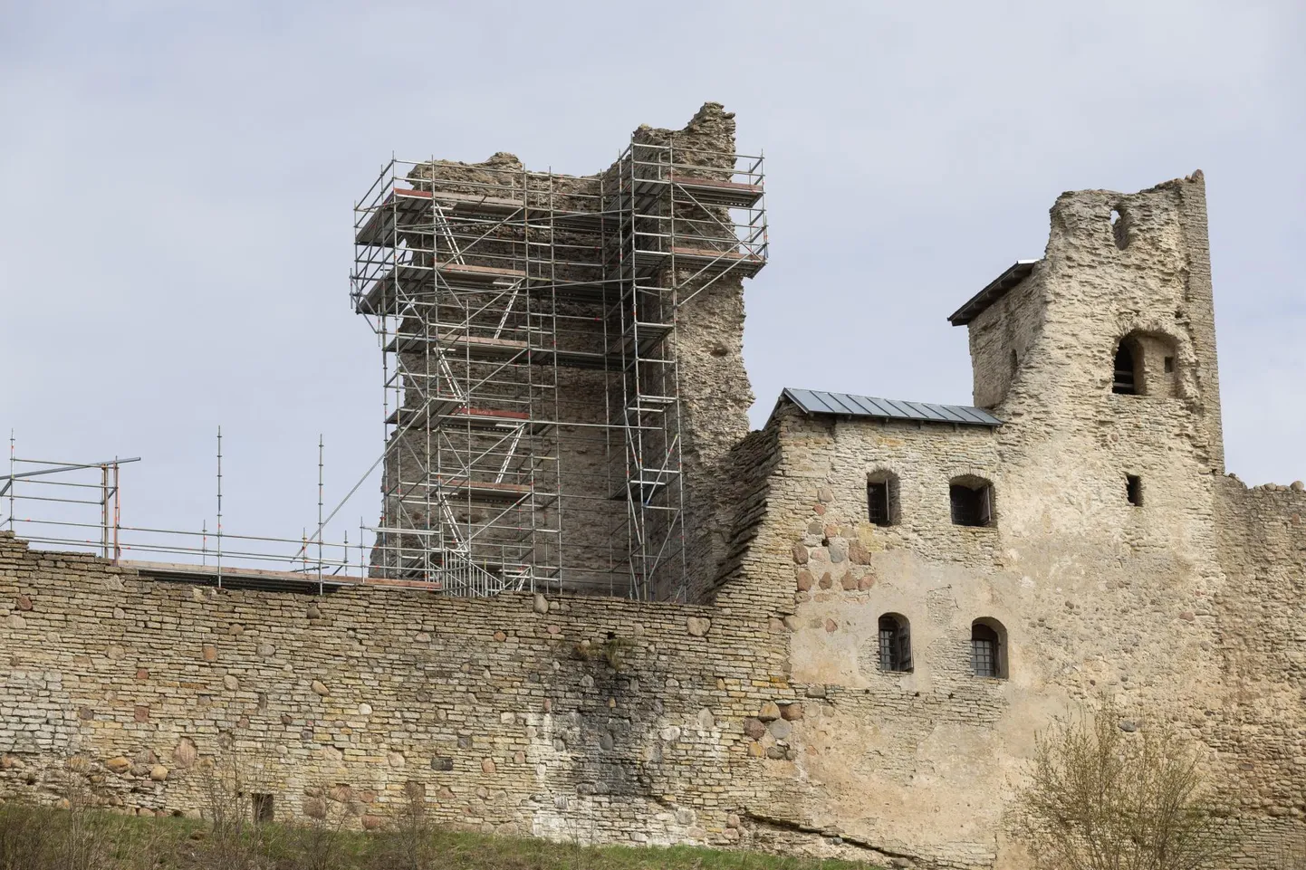 Rakvere linnuse müüri ääres kõrguvatel tellingutel algab peagi sagimine.