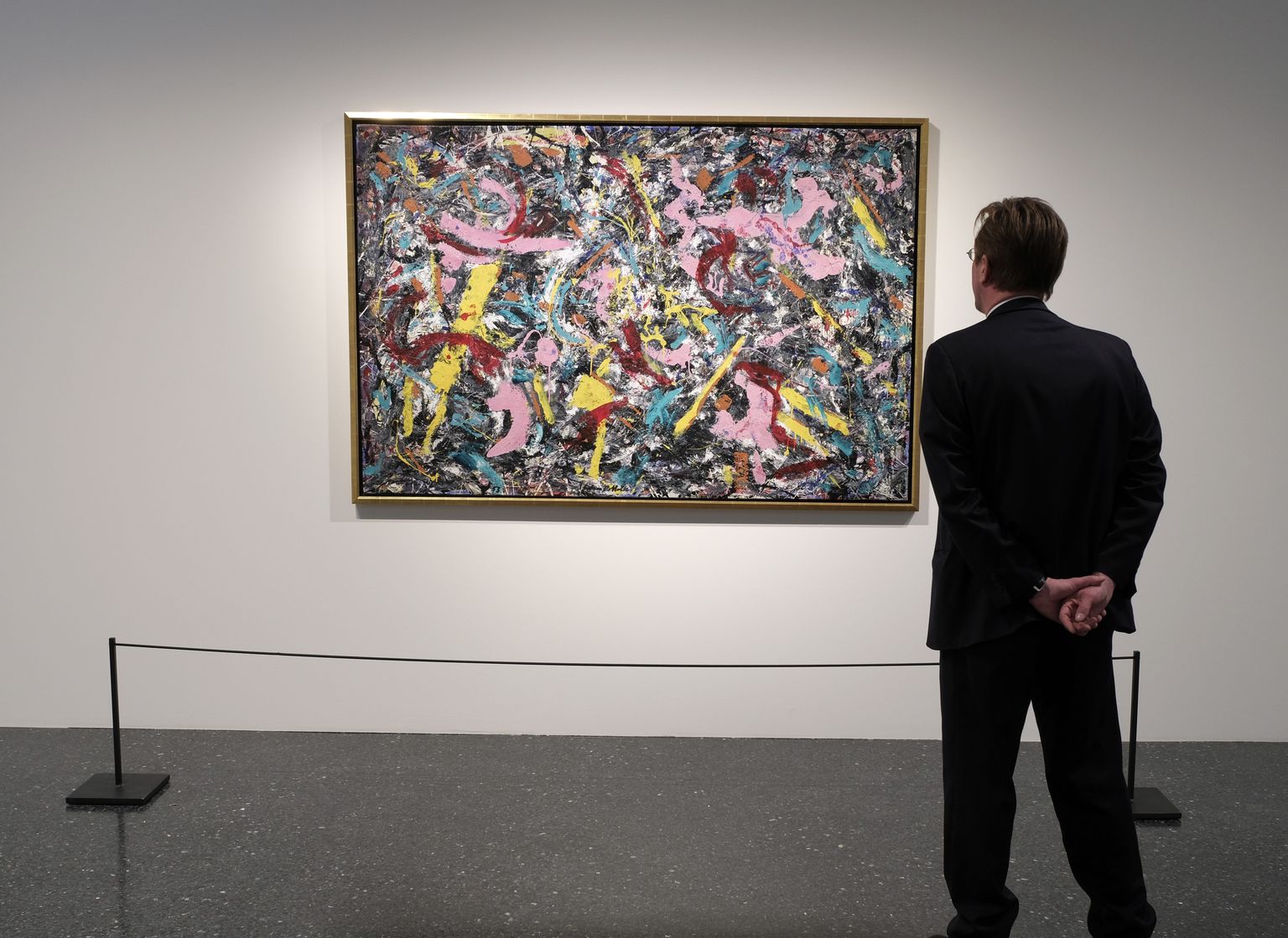 Jackson Pollockil oli kombeks lõuendile värvi loopida, tilgutada ja pritsida. Pilt on illustreeriv.