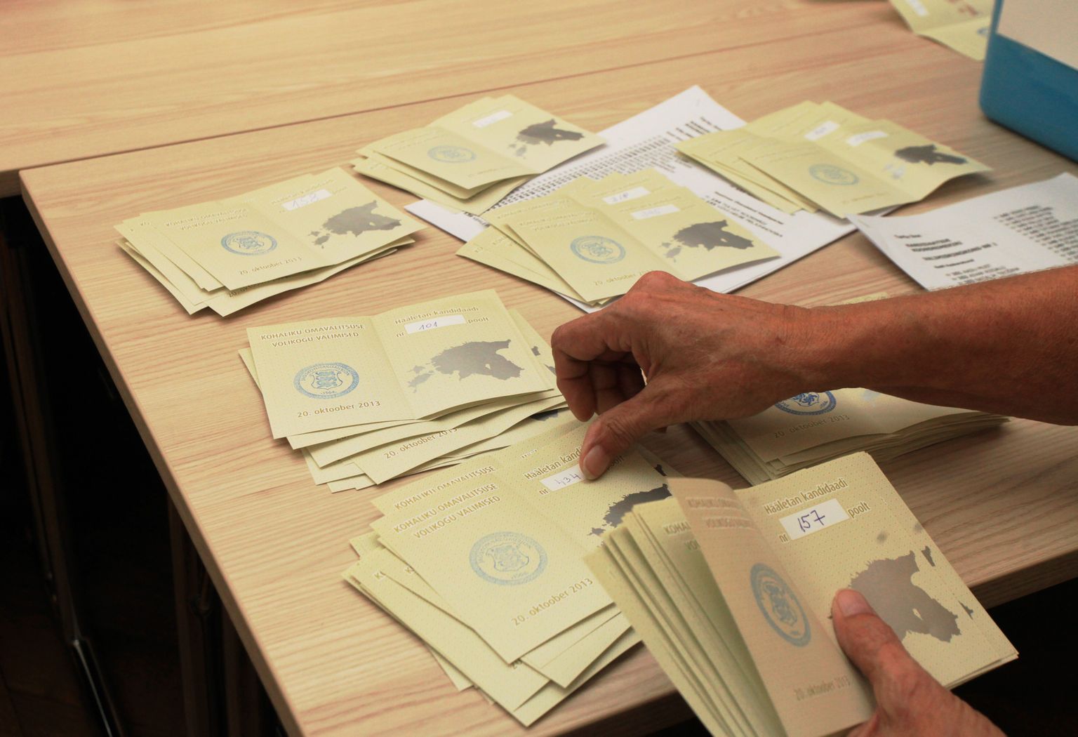 Tartu linna valimiskomisjonis käib usin häälte lugemine.