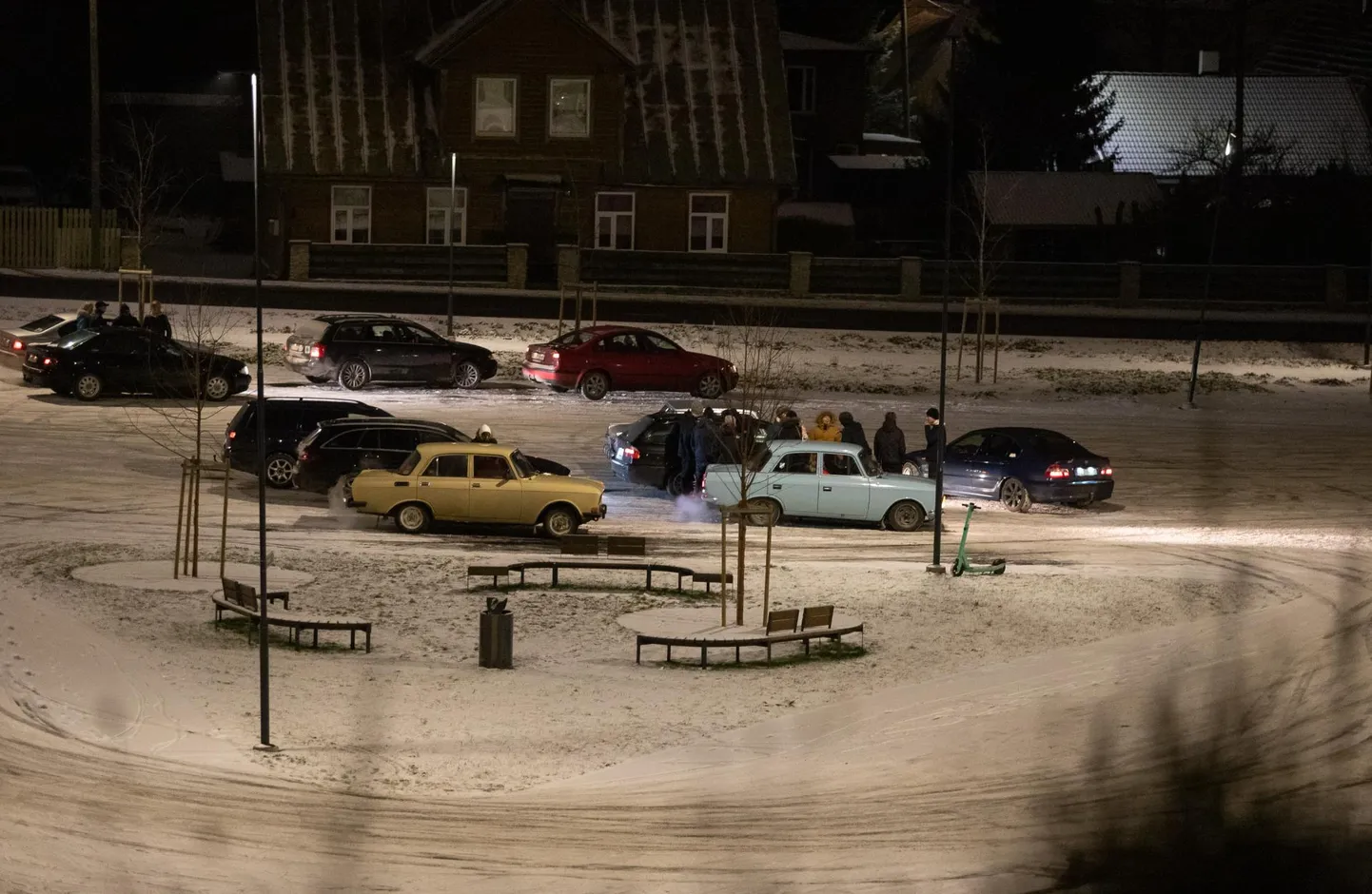 Vallikraavi tänava parkla hilistel tundidel.