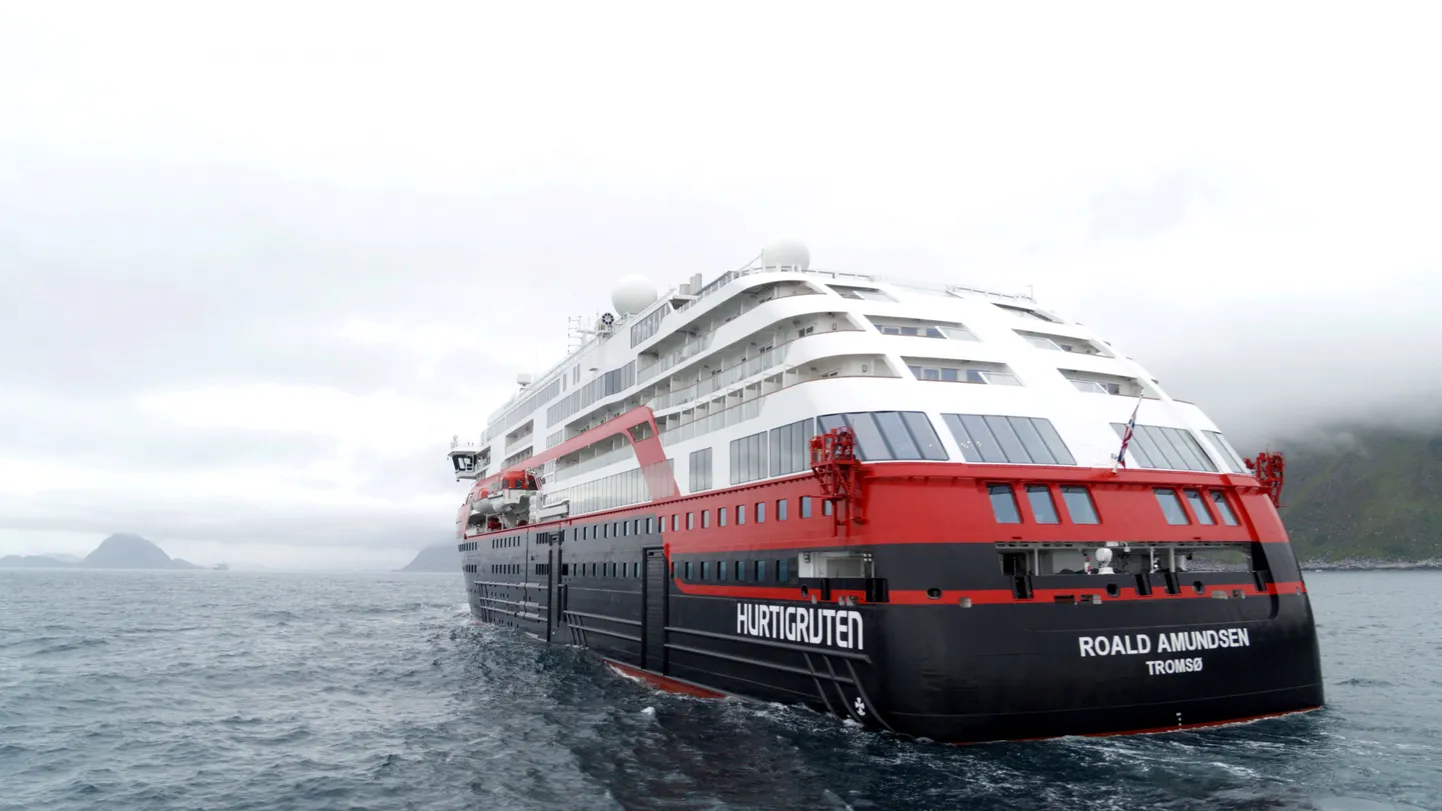 MS Roald Amundsen Ulsteinviki lähedal
