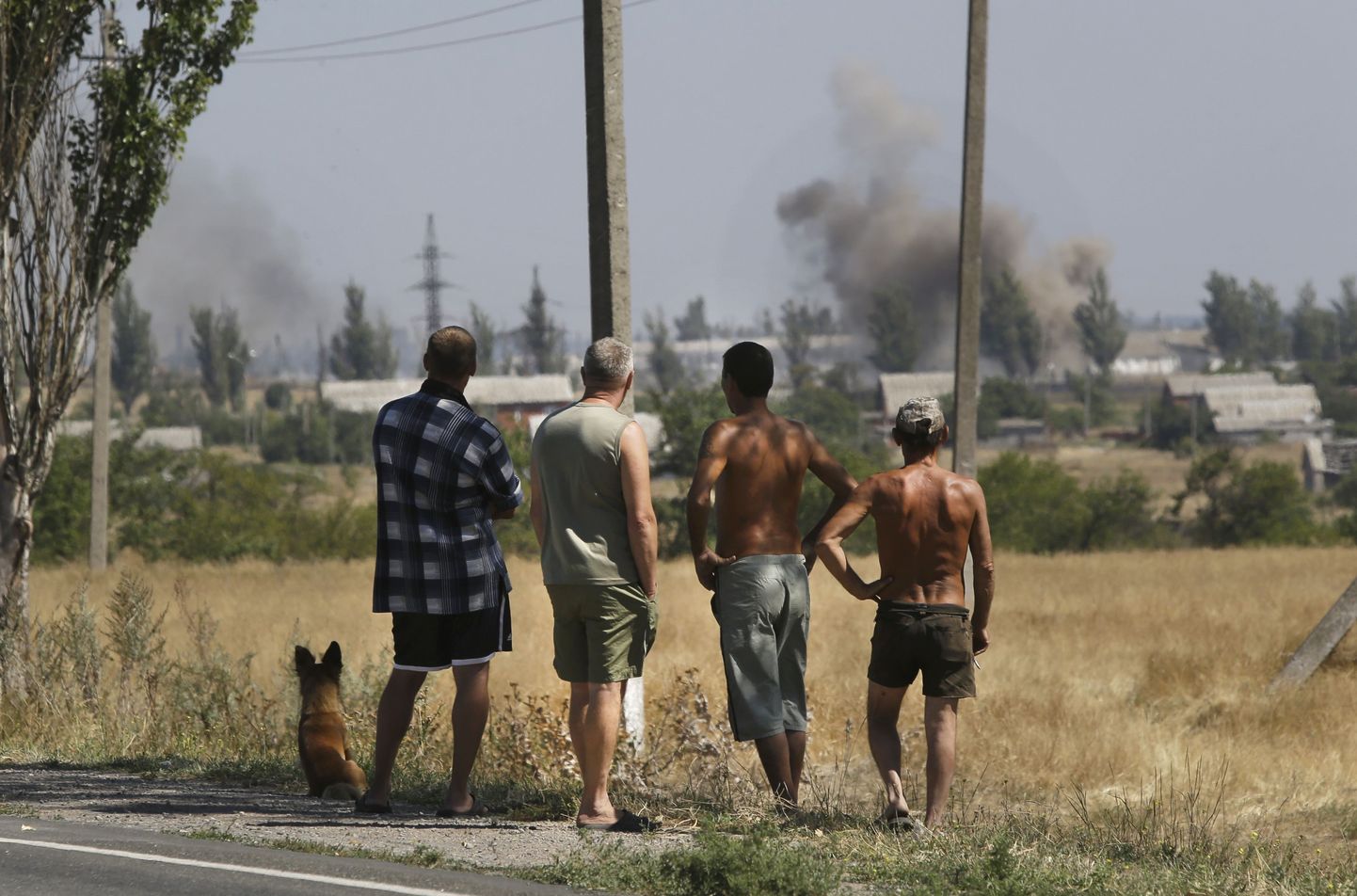 Kohalikud elanikud eile Novoazovski lahinguid vaatamas.