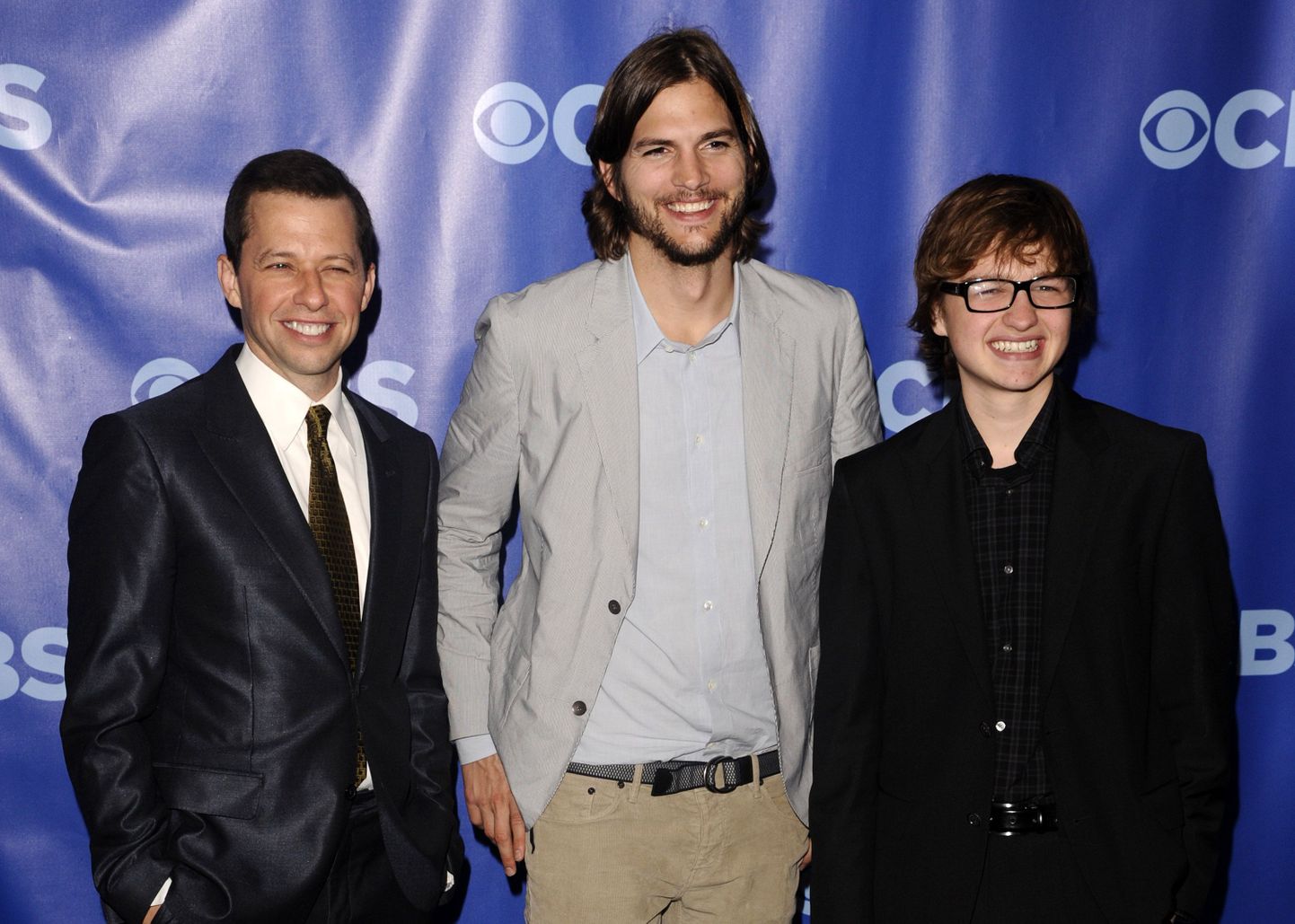 Seriaalis mängivad Jon Cryer (vasakul), Ashton Kutcher ja Angus T. Jones.