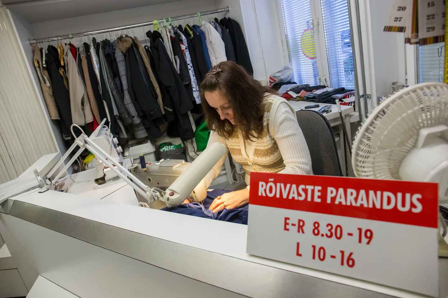 Maakri tänava õmblustöökoda. Riiete parandaja Ene Sepp.