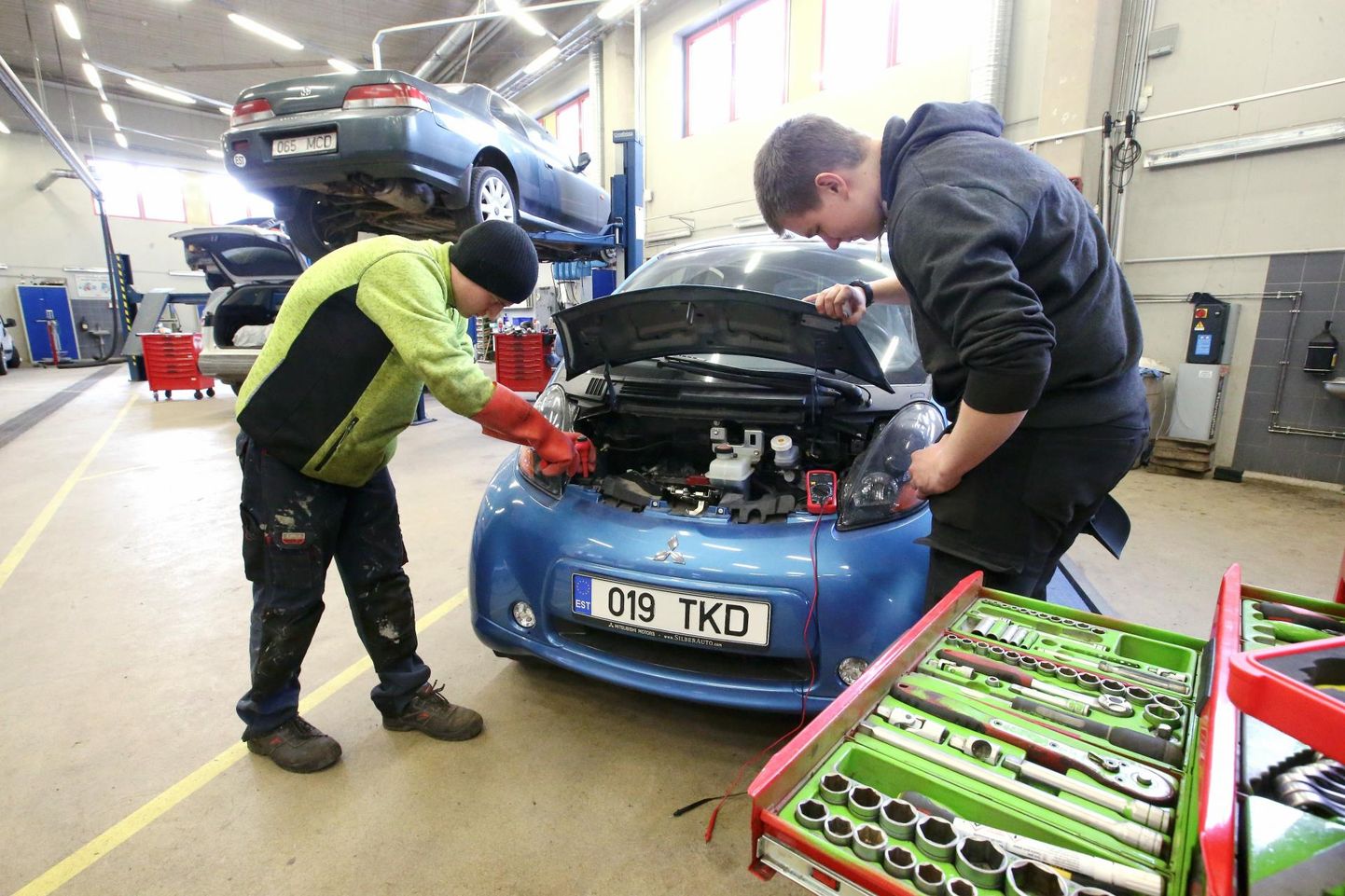 Учащиеся Тартуского профессионального колледжа используют неисправные электромобили в учебном процессе.