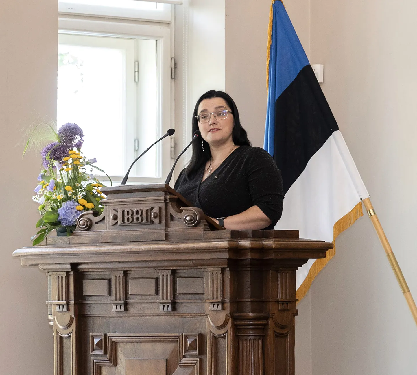 PÕHIKOOLI LÕPUAKTUSEL kooli aulas, kus Reet pidas klassijuhatajate nimel kõne.