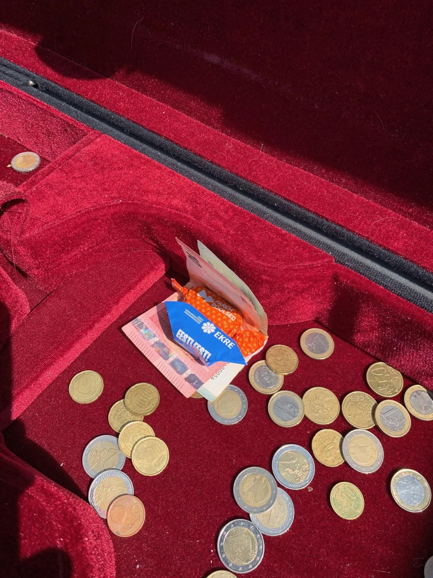Kahe erakonna reklaamidega kompvekid jõudsid tänavamuusikute pillikasti.
