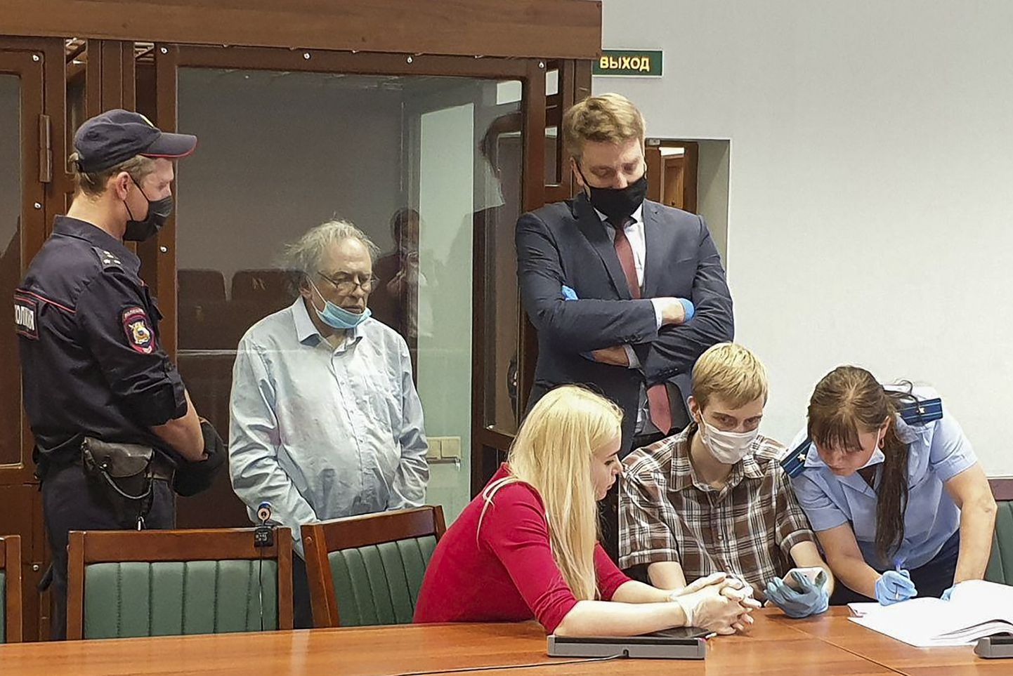 Professor Oleg Sokolov (heledas särgis) kohtusaalis.