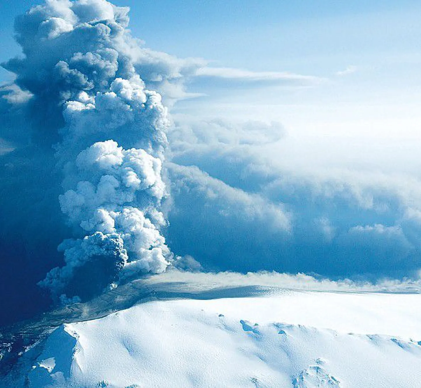 Облако пепла от исландского вулкана Эйяфьятлайокудль разлетелось на тысячи километров.