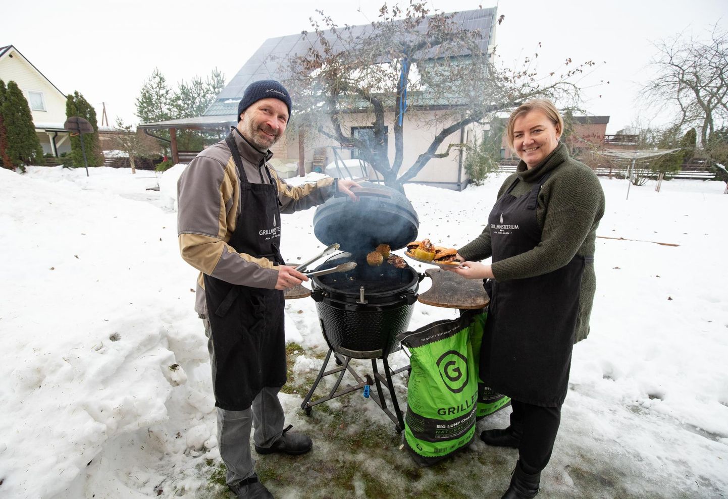 Merli Tammi-Jõeveer ja Tauno Jõeveer Grillministeeriumist
julgustavad ka talvel grillima.