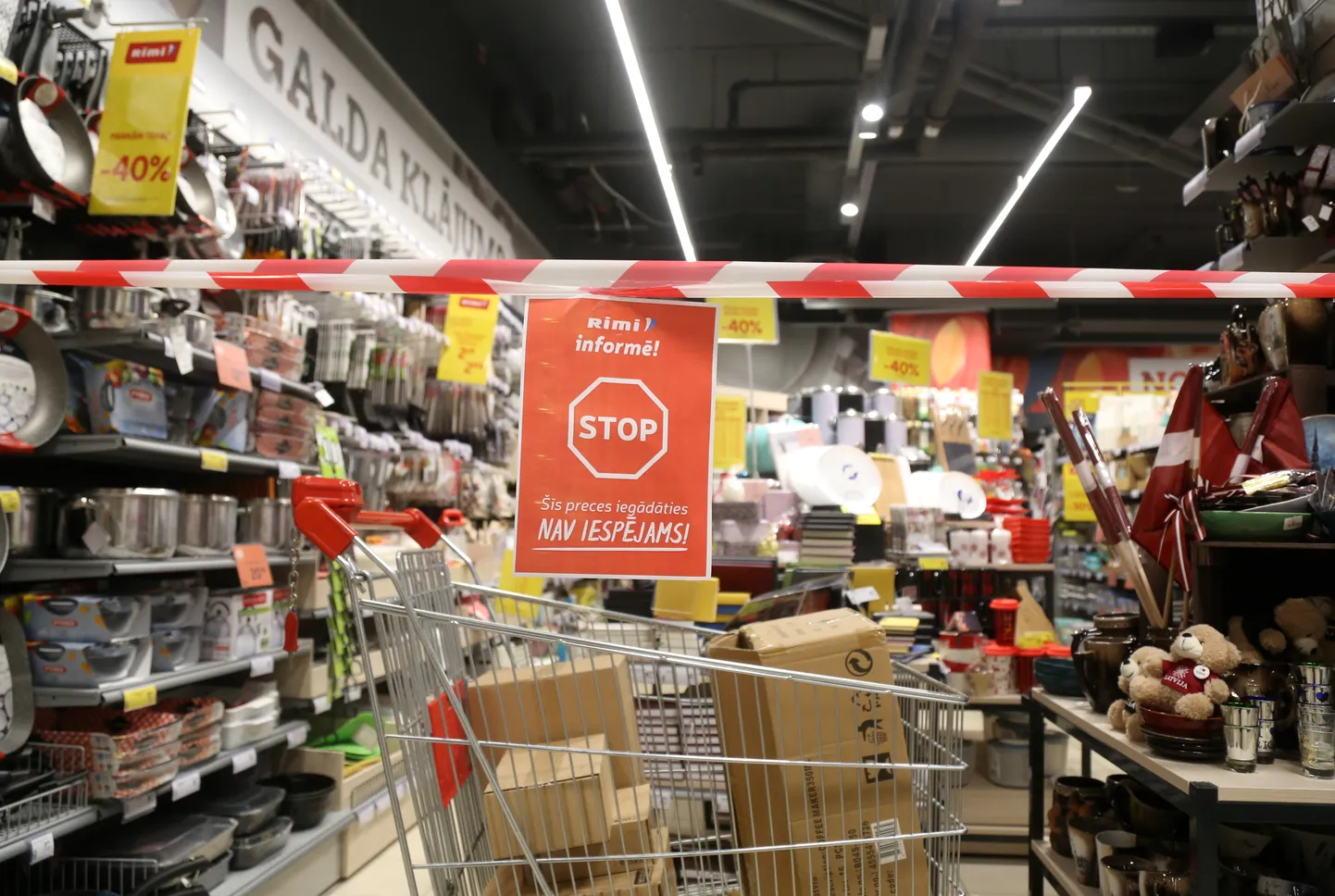 Veikals "Rimi" tirdzniecības centrā "Origo" laikā, kad valstī izsludināta ārkārtējā situācija