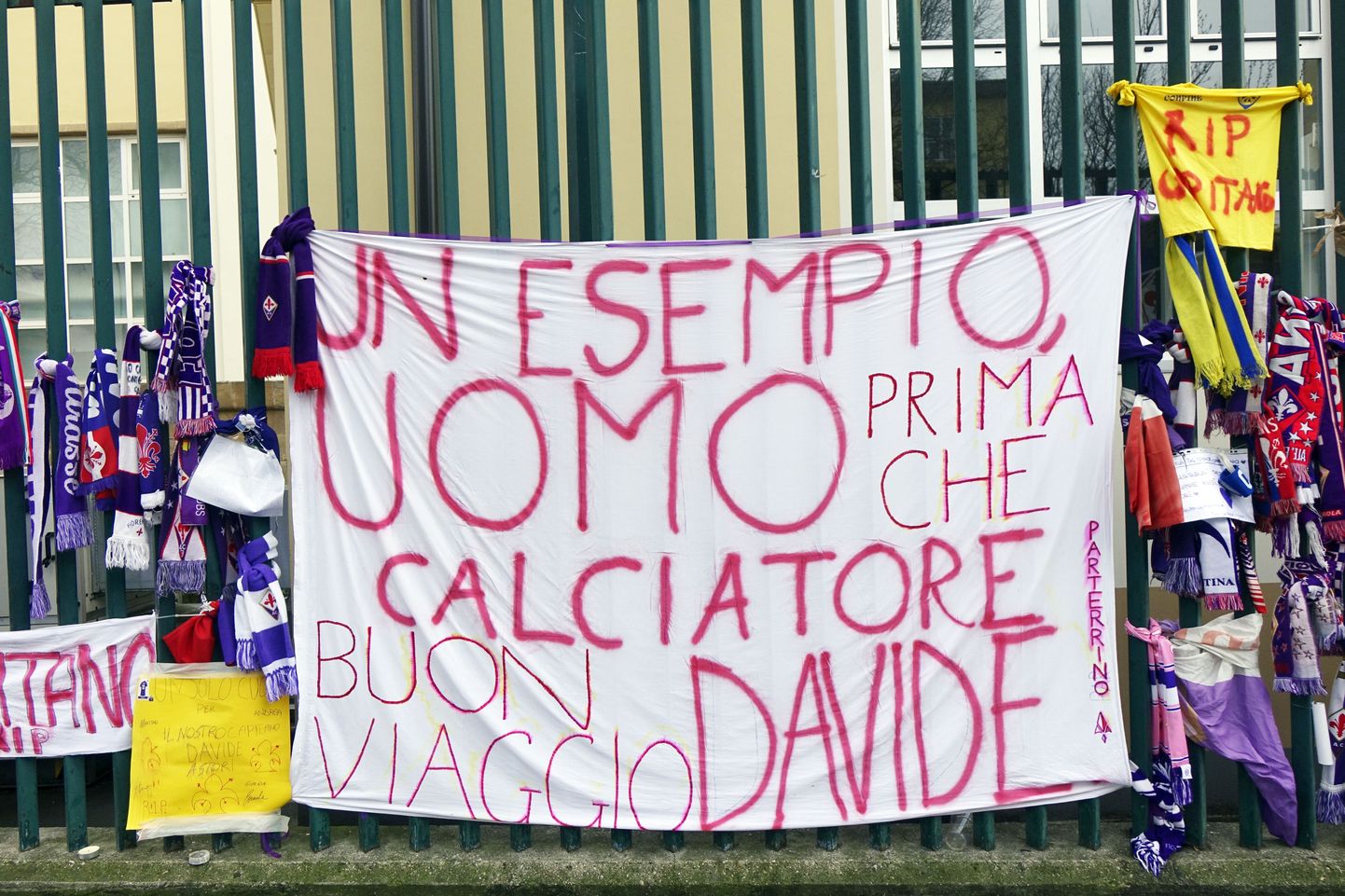 Фанаты "Фиорентины" выражают скорбь по поводу кончину капитана команды, Давиде Астори, на базе клуба во Флоренции