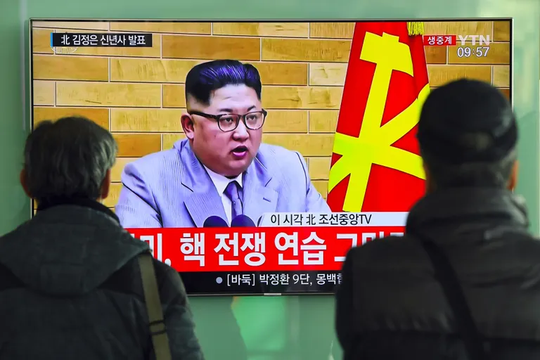 Kim Jong-un uueaasta kõnet pidamas. Telepilt Lõuna-Korea Seouli metroojaamas