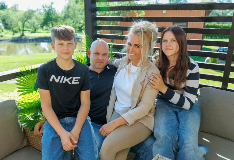 Pere kodumaja ees terassil: poeg Rasmus (vasakult), isa Kaido, ema Inger ja tütar Janne. Pildilt puudub vanem tütar Keiri, kes oli foto tegemise ajal kodust eemal oma asju ajamas.