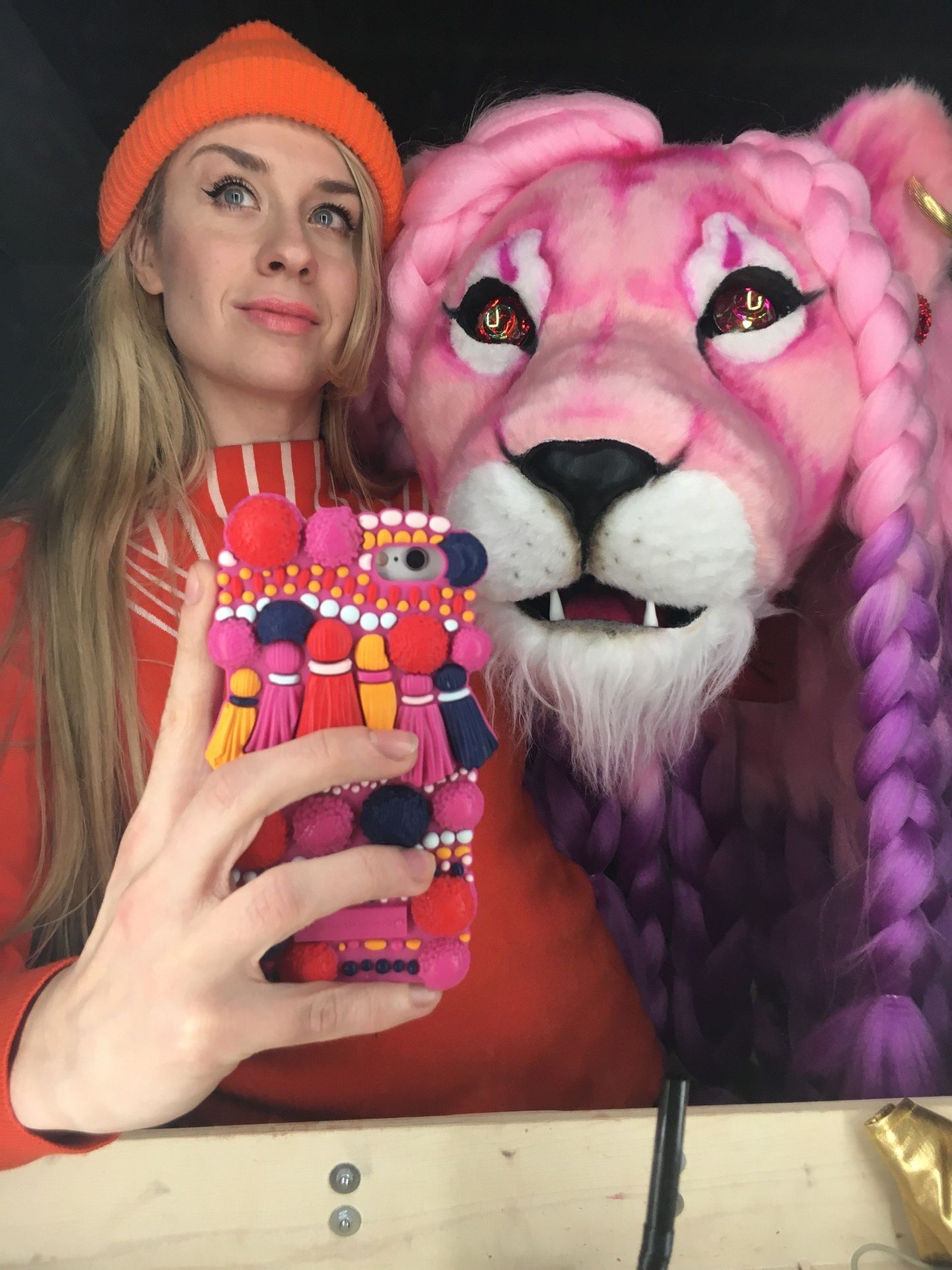 Лийзи Ээсма с костюмом своего Розового льва в эфире передачи "Певец в маске" на TV3