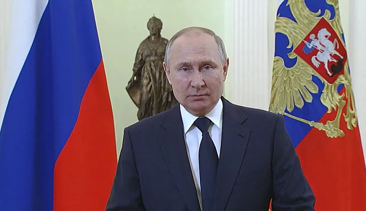 Vene presidendi pressiteenistuse poolt 8. märtsil 2022 avaldatud ekraanitõmmis Vladimir Putinist naistepäevakõnet pidamas.