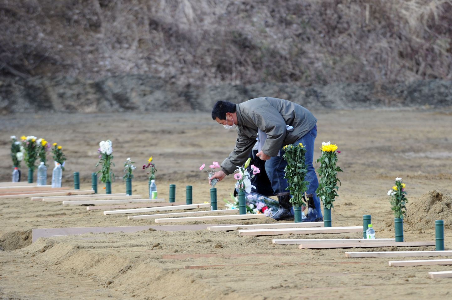 Jaapani katastroofis hukkunute ja kadunute arv on tõusnud 25 000ni. Fotol massihaud