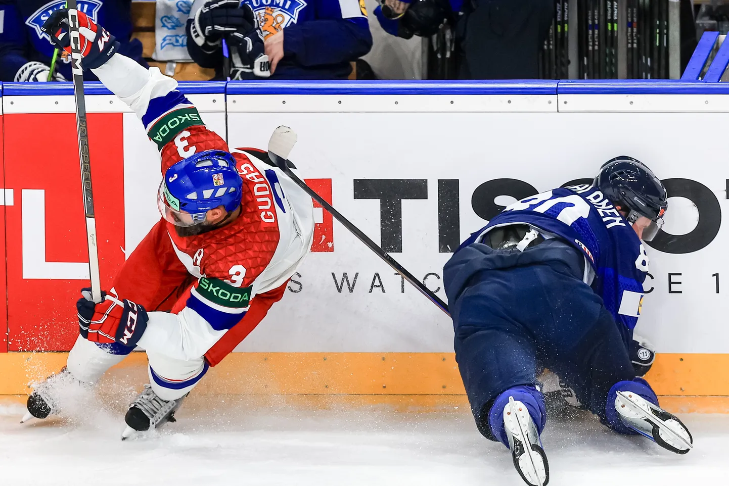 Radko Gudas (vasakul) uisutab olukorrast minema, Saku Mäenalanen sai aga vigastada.
