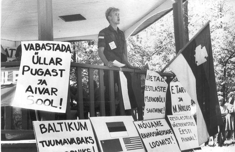 Трибуна Свободного слова в выруском парке Крейцвальда 28 мая 1988 года. Айн Саар произносит речь.