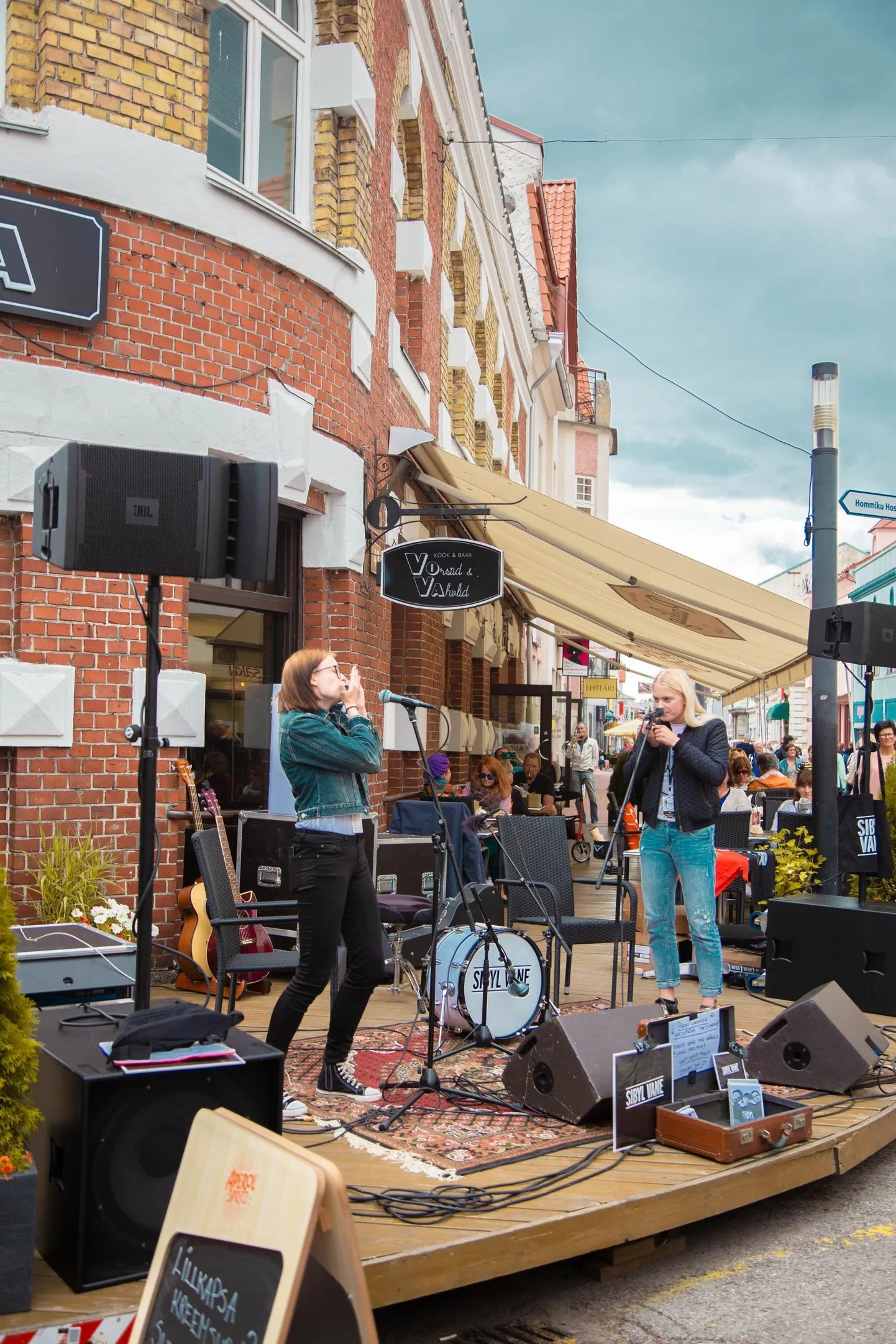 Tänavaartistide festival meelitas tänavaile rohkelt kunstinautlejaid.