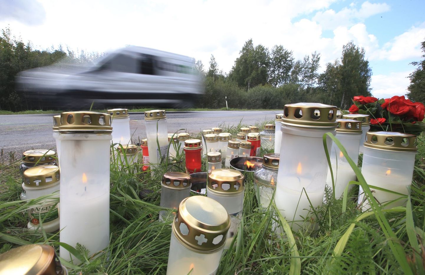 Цветы и свечи на месте аварии, в результате которой погибли 17-летний юноша и 15-летняя девушка.