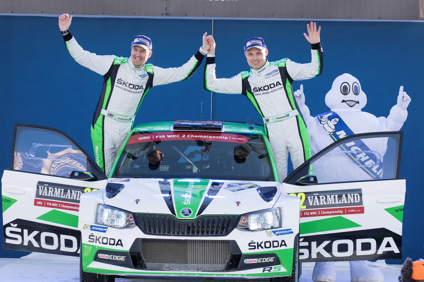 Pontus Tidemand koos kaardilugeja Jonas Anderssoniga Rootsi ralli poodiumil