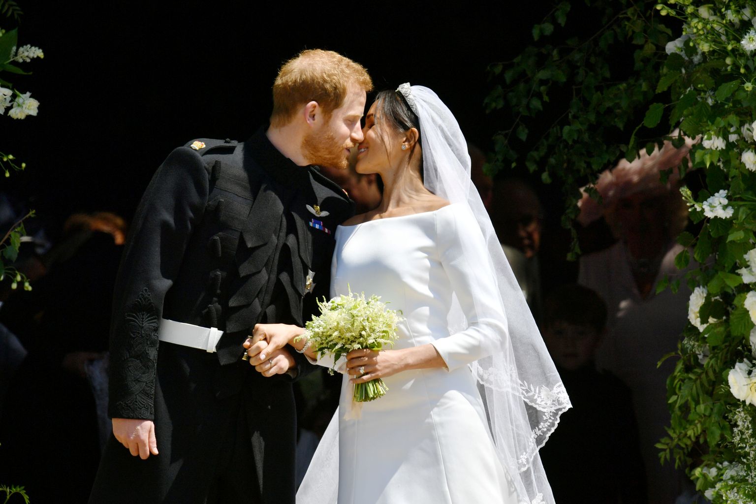 Äsja abiellunud prints Harry ja Meghan Markle St. George’i kabeli trepil.