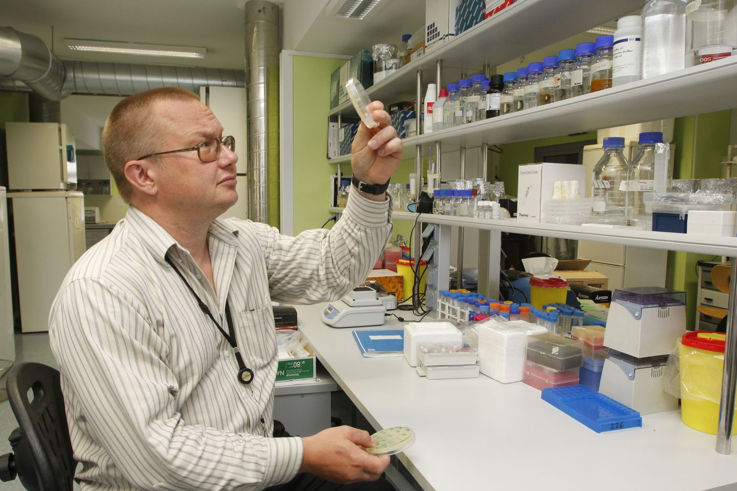 Reoveeuuringu juht, Tartu ülikooli antimikroobsete ainete professor Tanel Tenson.