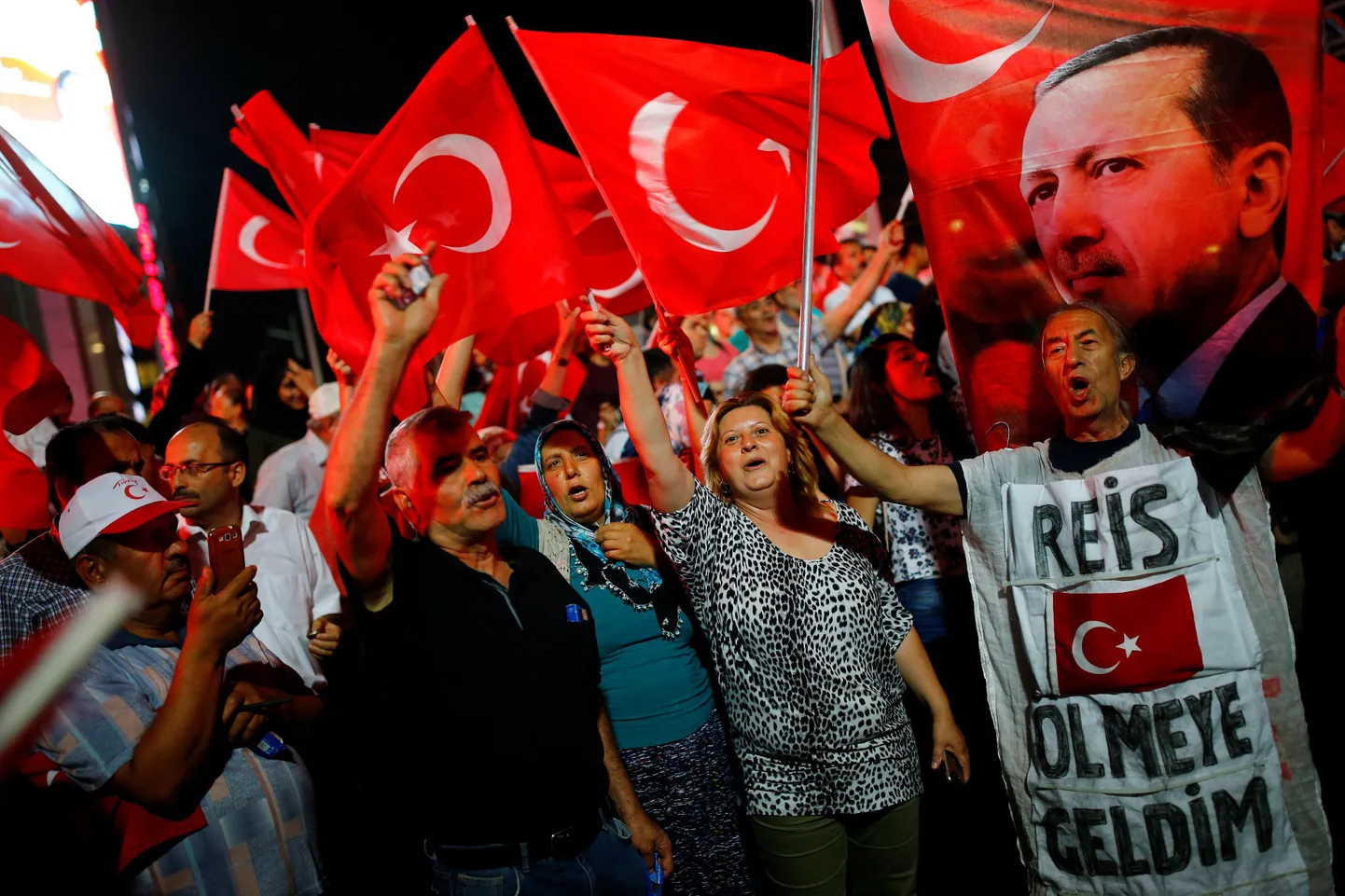 Türgi lipud ja Erdoğani pilt ning presidendi toetajad