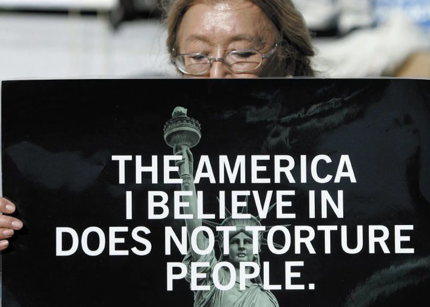 «See Ameerika, millesse mina usun, ei piina inimesi,» kuulutab plakat, mida kannab osaleja meeleavaldusel vägivalla kasutamise vastu arvatavatest terroristidest vangide ülekuulamisel.
