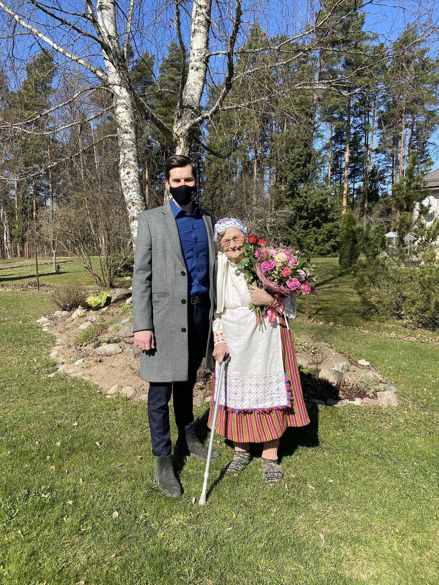 Juubilar Hilda Mikk koos Tõrva vallavanema Maido Ruusmanniga