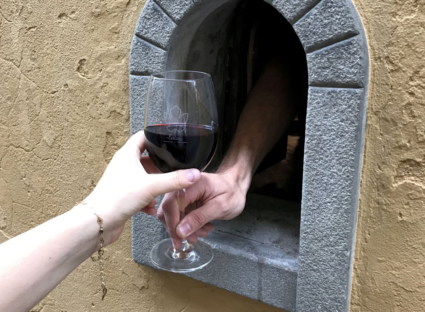 Veiniaken Babae restoranis Firenzes. Ajaloolised augud seinas teenisid kliente 1630. aastate katkupuhangu ajal ning hiljemgi, kuid vajusid aega mööda unustusse. Koroonaviiruse pandeemia on Toscana veiniakendele andnud uue elu.